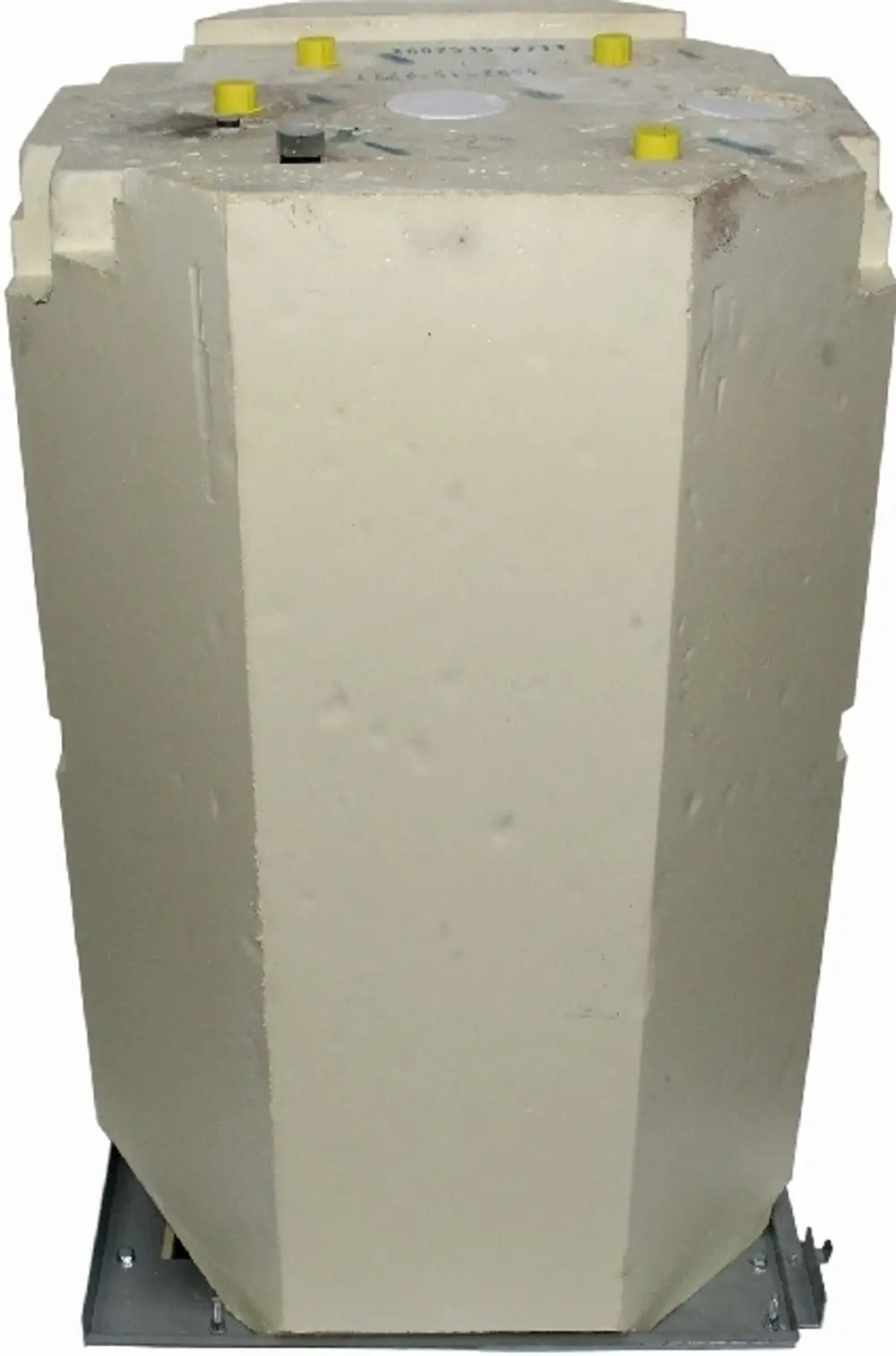 Warmwasser-Schichtenspeicher mit isolierter Oberfläche und mehreren Anschlüssen. Das Gerät hat eine robuste Bauform und ist auf einem stabilen Untergestell montiert. Marke: Wolf.